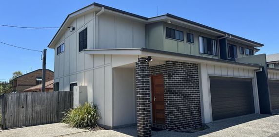 FOUR BEDROOM TOWNHOUSE IN THE HEART OF CLEVELAND - Photo 2