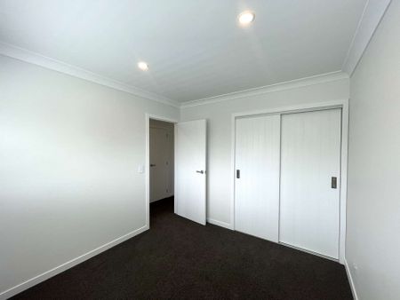 Near New 4 bedroom family home in zoned for Gladstone and MAGS - Photo 4