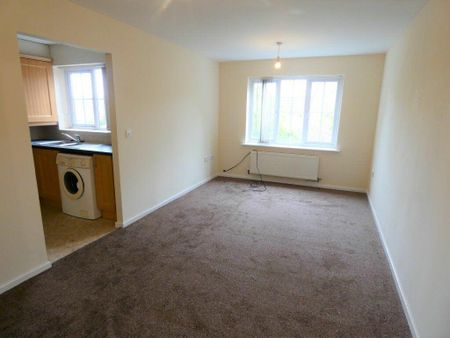 2 Bedroom Flat to Rent in Ashton - Photo 4