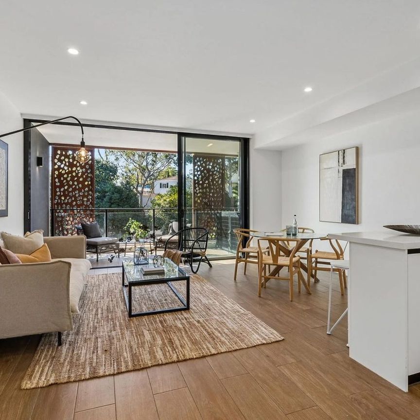 Ultra-Convenient and Luxurious One Bed Apartment in Heart of Lane Cove Village - Photo 1