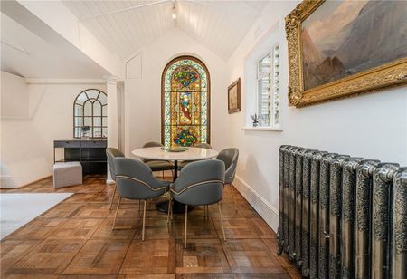 SHORT LET. A three bedroom house of approximately 2,826 square feet. - Photo 4