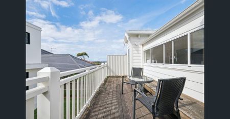 Fully Furnished Upper Duplex with Ocean Glimpses – Access via Wheeler Parade - Photo 5