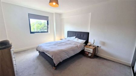 UPPER FLOOR ONE BEDROOM APARTMENT | THE QUADRANT | BALCONY | AVAILABLE 04TH NOVEMBER - Photo 3