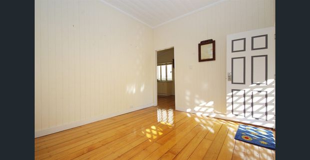 Charming Greenslopes Cottage — Cute, Cozy & Convenient - Photo 1