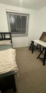 Room in a Shared Flat, Epsom Road, CR0 - Photo 4