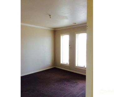 Spacious Family Home in Brookfield - Photo 6