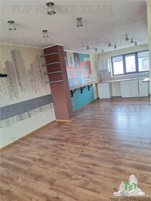 Imobil cu 14 camere S P 4 cu 6 locuri de parcare si boxe in - Fotografie 1