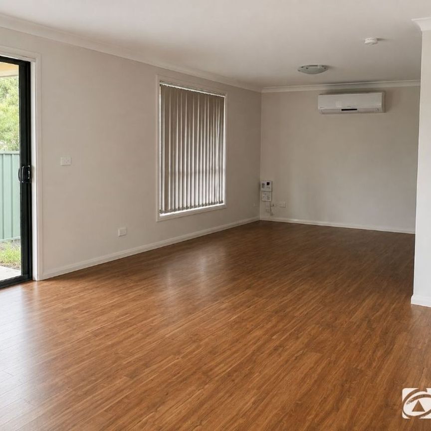 Modern 3 bedroom central home with double garage - handy location! - Photo 1