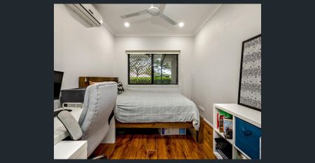 Executive 4 Bedroom home with Media Room and Pool - Photo 2