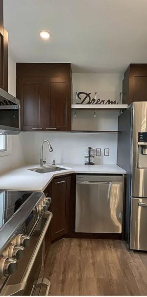 CONDO COMPLÈTEMENT MEUBLÉ ET RÉNOVÉ À LOUER - Photo 1