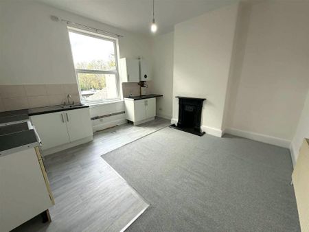 3 bedroom flat to rent - Photo 4