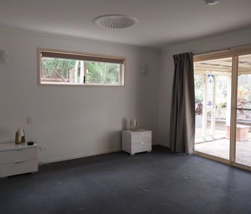 Large 4 bedroom home in quiet cul de sac - Photo 4