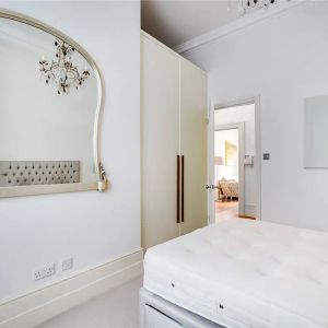 1 bedroom flat in South Kensington - Photo 2