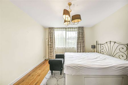 Lateral three bedroom apartment set within a portered block in St Johns Wood. - Photo 5