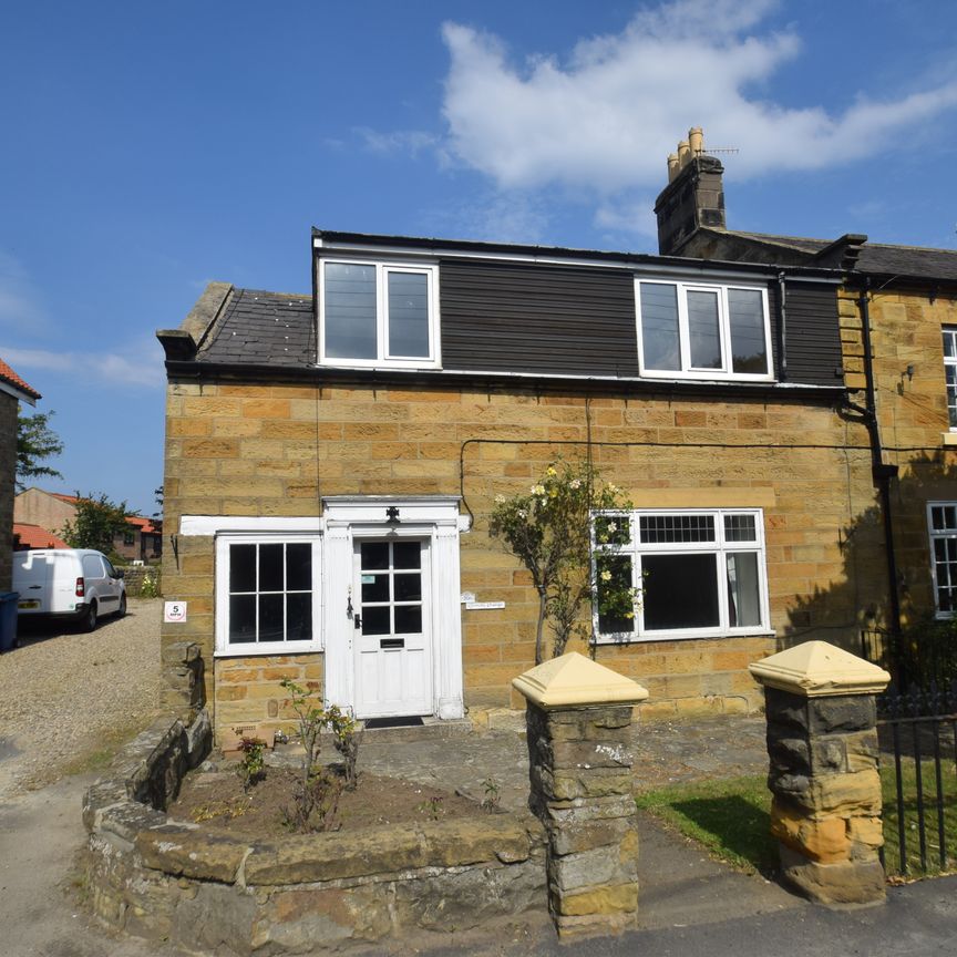 3 bed terraced house to rent in High Street, Burniston, YO13 - Photo 1