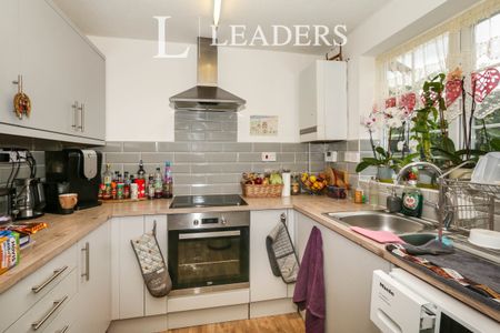 3 bedroom house to rent The Martells, Barton on Sea, New Milton, BH25 - Photo 2