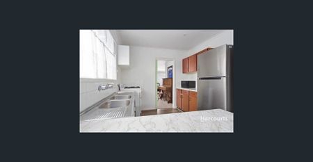 Charming 3-Bedroom Home with Ample Natural Light in Lalor - Photo 4