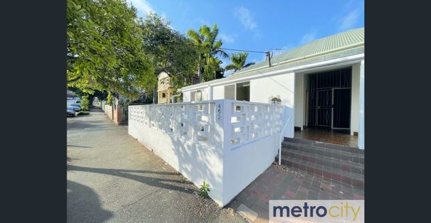 🌟 LIVE YOUR BEST LIFE IN NEW FARM! 🌟 - Photo 1