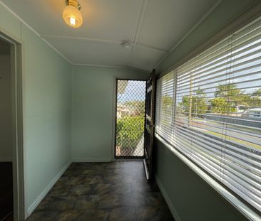 Highset home with large yard - Photo 2