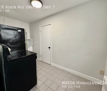 NEWLY RENOVATED 1-BEDROOM/1BATH APARTMENT + HYDRO - Photo 4