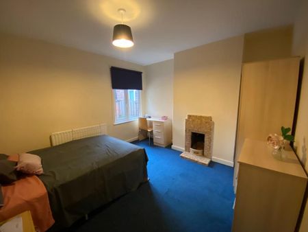 3 bedroom flat to rent - Photo 4