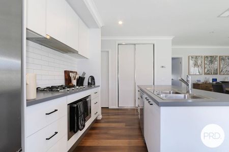 BEAUTIFUL 4 BEDROOM HOME! - Photo 3