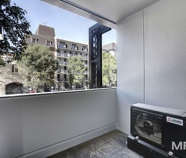 Resort-style facilities in a designer apartment - Photo 4