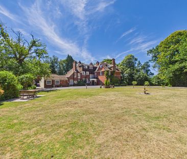 2 bedroom Bungalow in Victoria Hill Road, Fleet - Photo 6