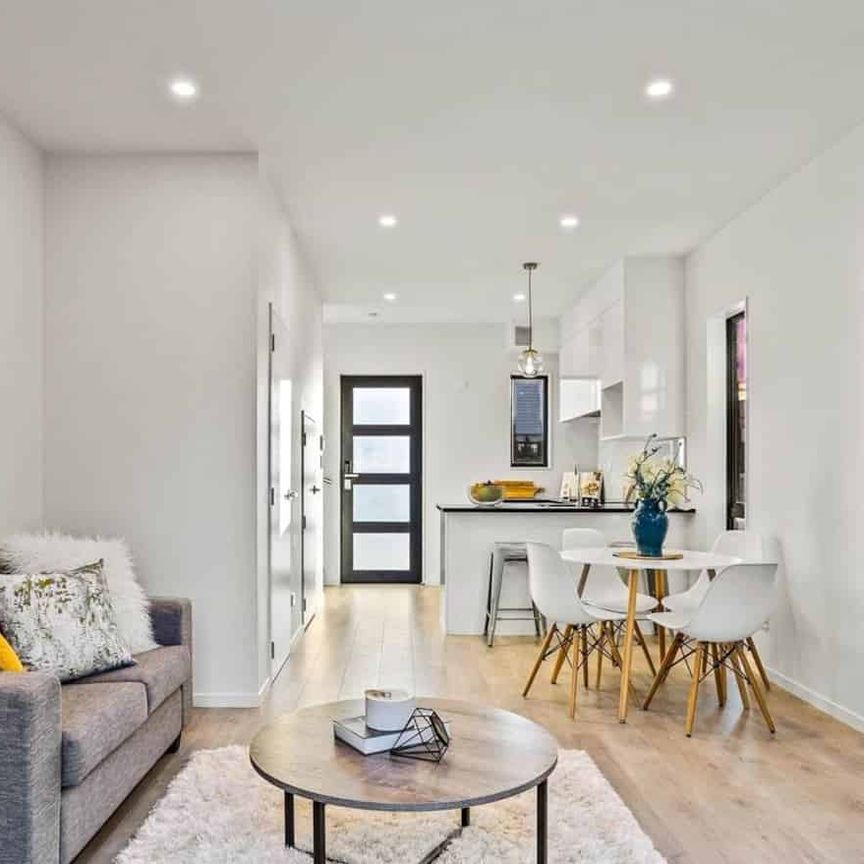 3.5 bedrooms with 2.5 bathrooms - Photo 1