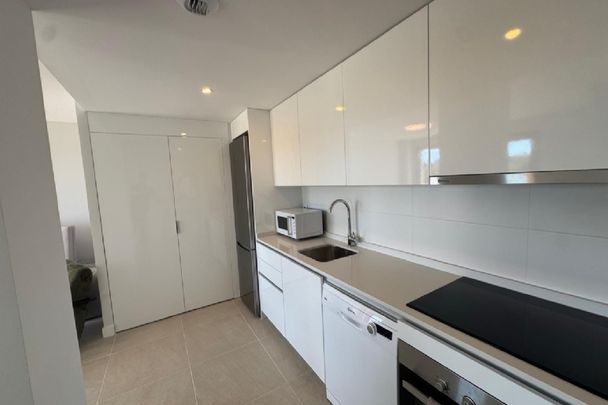 3 Bedroom Apartment For Rent in Estepona, Málaga - Photo 1