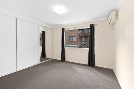 “Spacious Two Bedroom Renovated Apartment” - Photo 2