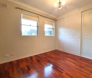 IMMACULATE TOWNHOUSE IN KINGSFORD - Photo 3