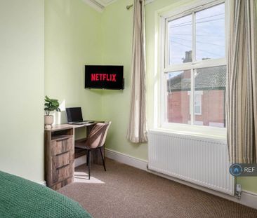 1 bedroom in a house share to rent - Photo 2