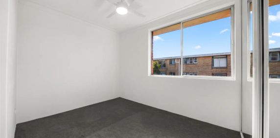 Beautifully Renovated first floor Apartments in the Heart of Coogee - Photo 2