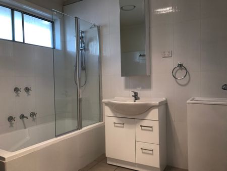 Ideally located 2 bedroom unit - ready to move in now! - Photo 2