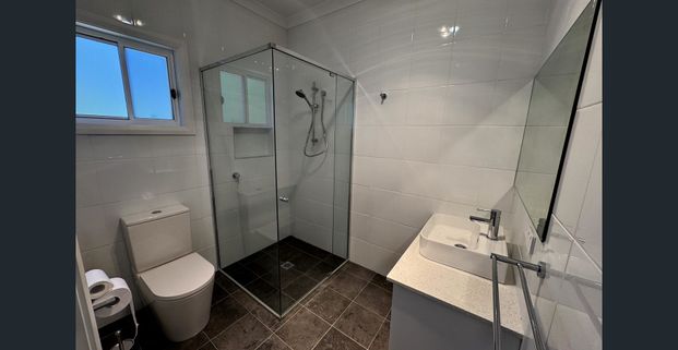 Sunny Contemporary Cottage with North Facing Living. - Photo 1