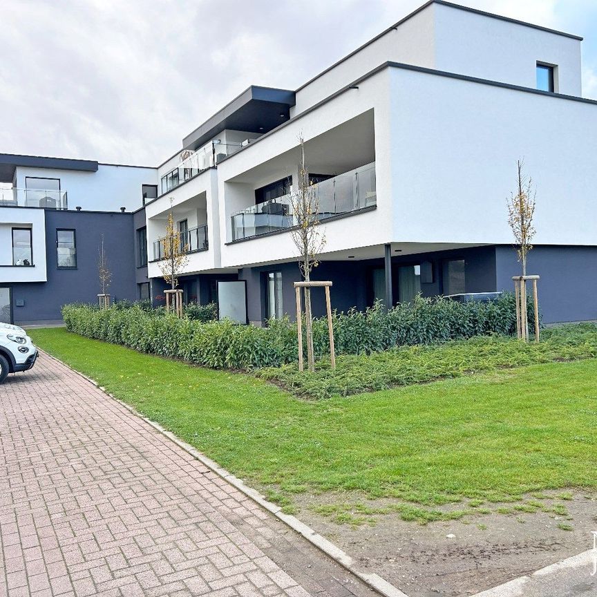 Mooi gelijkvloers nieuwbouwappartement met terras, ondergrondse autostaanplaats en kelderberging - Photo 1