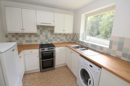 2 bed Flat for rent - Photo 2