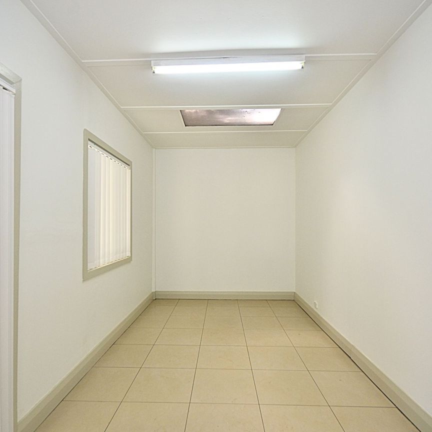 Renovated 3 Bedroom Family Home&excl;&excl; - Photo 1