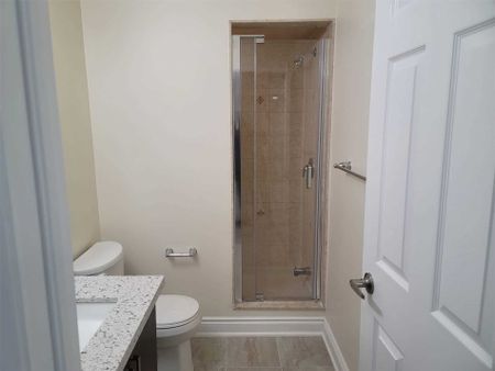 For Lease - 407 Queen Mary Drive, Brampton, Ontario - Photo 4