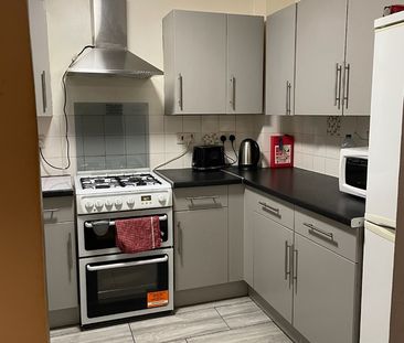 Room in a Shared House, Tavistock Grove, CR0 - Photo 2