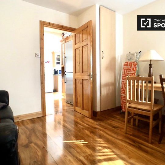 Large room in shared apartment in Stoneybatter, Dublin - Photo 1