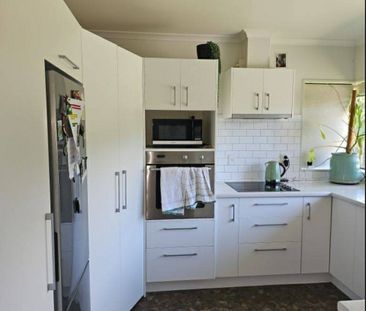 Tucked away in a sought-after neighbourhood - Photo 3