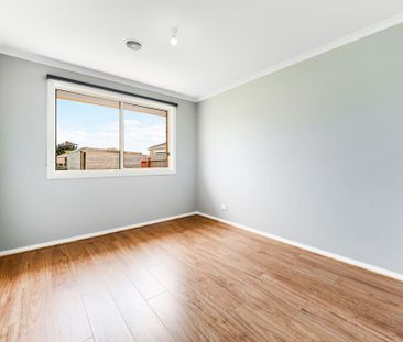 Family Living in the Heart of Cranbourne West - Photo 4