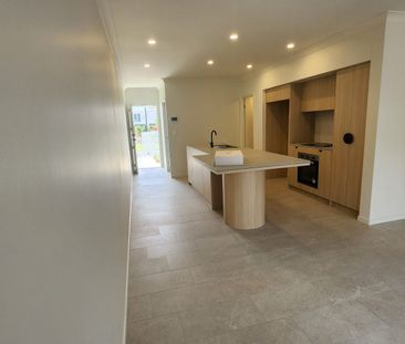 Modern 3-Bed Townhome with Pool Access in Prestigious Munro by Azur... - Photo 5