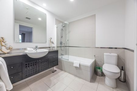 Harbour Vibes & City Lights - Photo 5