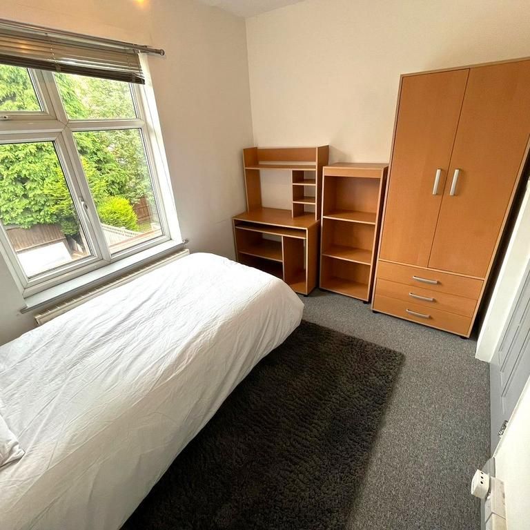 1 bedroom in a house share to rent - Photo 1