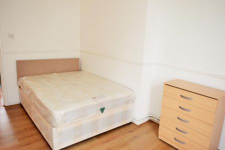 3 bedroom flat to rent - Photo 4