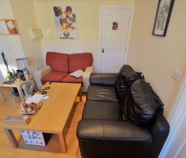 2 bedroom Flat in Flat 2, Leeds - Photo 1