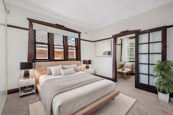 Spacious Art Deco Apartment with Modern Comfort in Prime Location - Photo 1